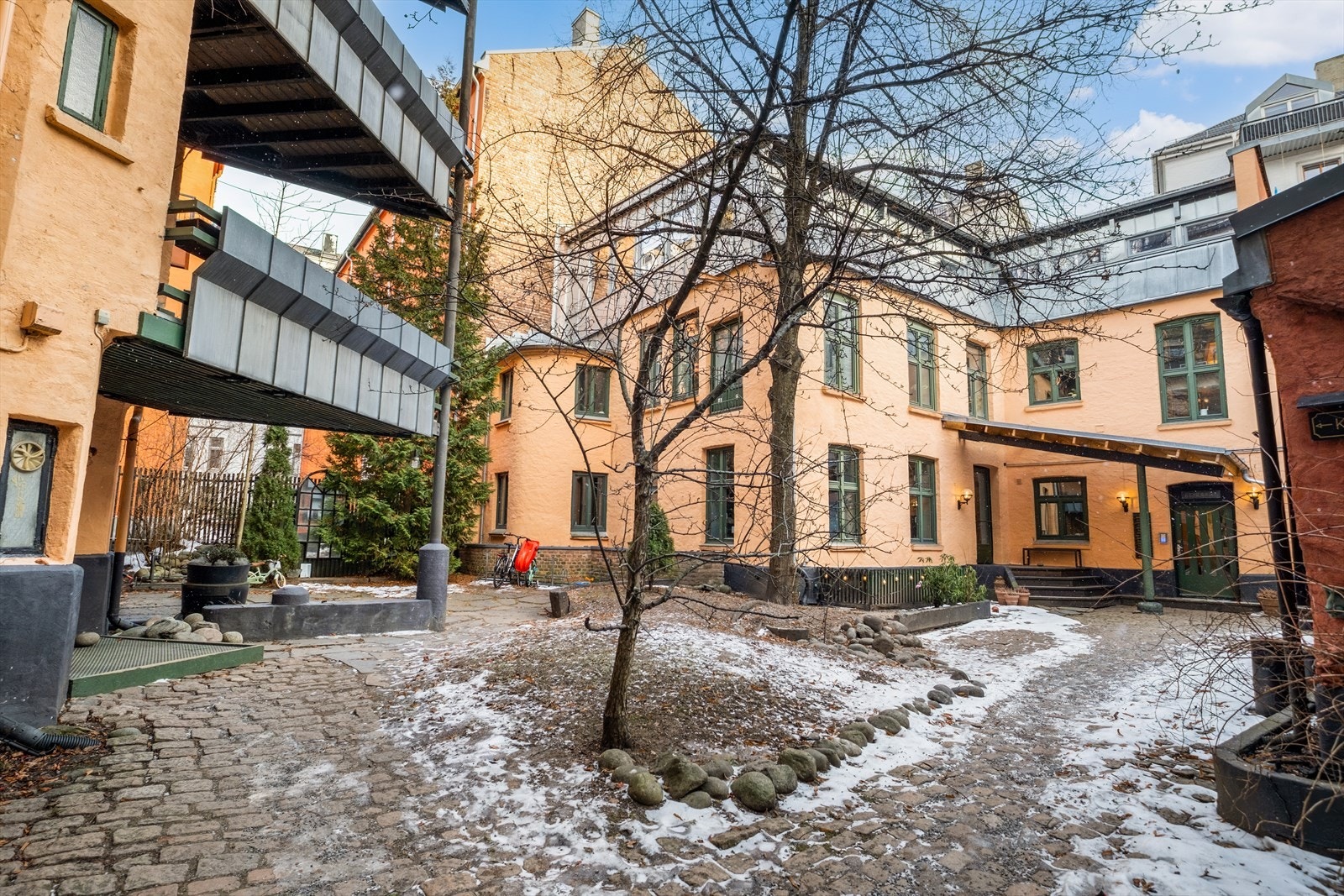 Prisvinnende bakgård. Galleribilde