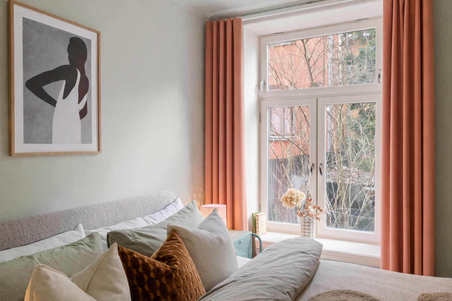 Vendt mot hyggelig bakgård. Galleribilde