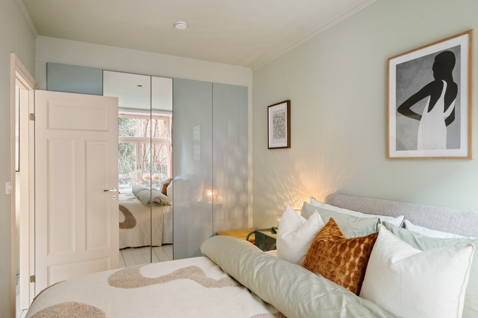 God plass til oppbevaring i plassbygd garderobeskap. Galleribilde