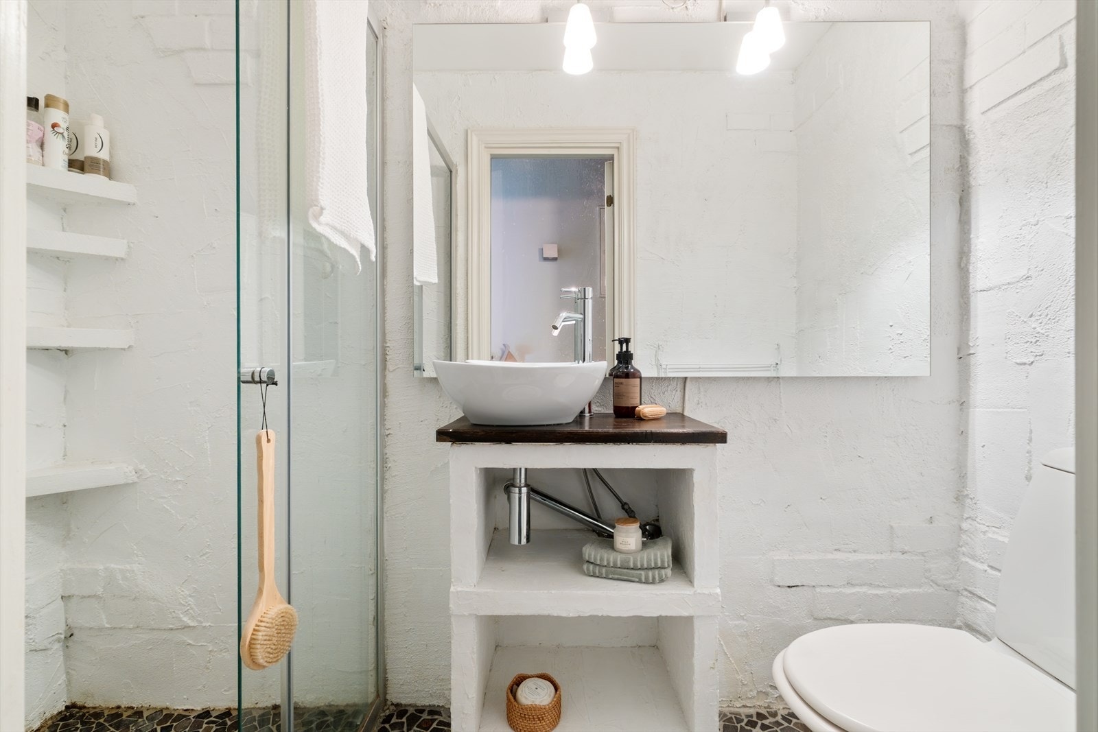 Overflatene på vegger er malt, gulv er flislagt, og himling er malt. Elektrisk gulvvarme. Galleribilde