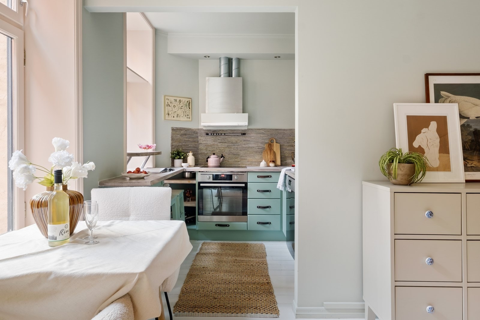 Velkommen til en attraktiv 2-roms selveier med etterspurt beliggenhet midt i hjertet av Majorstuen. Galleribilde