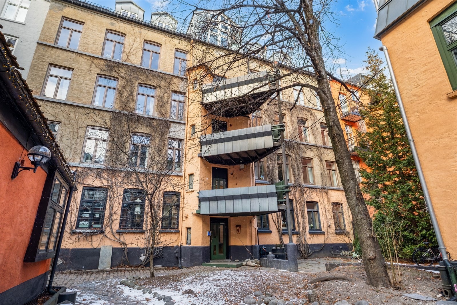 Beliggende i meget sentralt og populært boligområde på Majorstuen, tilbaketrukket fra Bogstadveien. Galleribilde