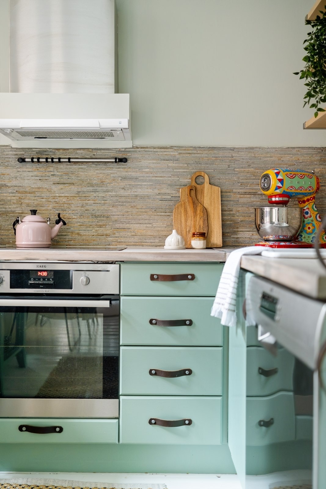 Benkeplaten er i heltre, det er montert nedfelt platetopp og oppvaskkum. Galleribilde