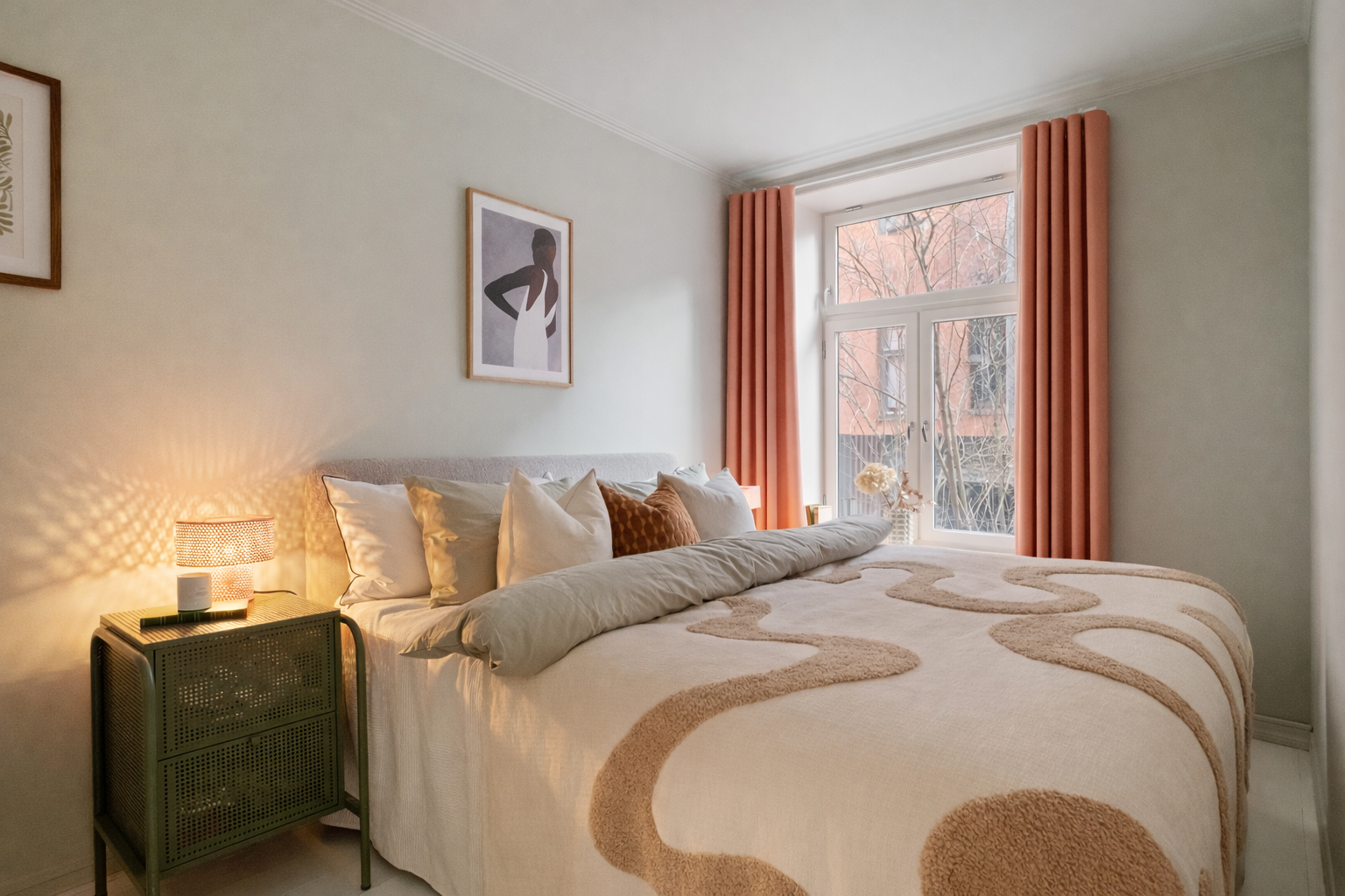 Romslig soverom med god plass til dobbeltseng med tilhørende nattbord. Galleribilde