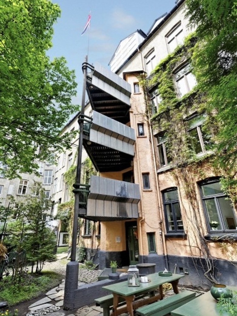 Beliggende i meget sentralt og populært boligområde på Majorstuen, tilbaketrukket fra Bogstadveien. Galleribilde