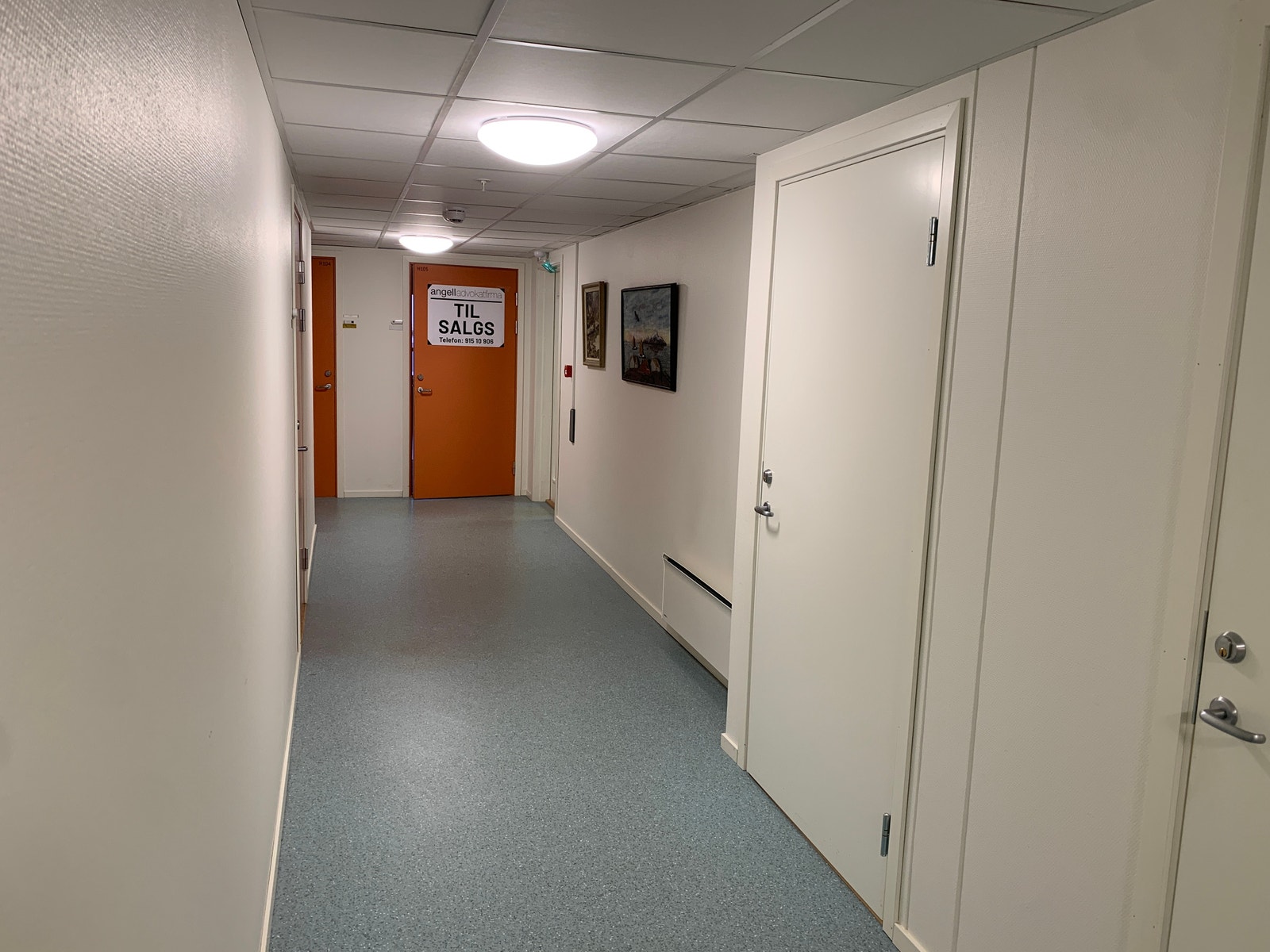 Korridor i etasjen. Leiligheten rett frem. Bod via dør til høyre. Galleribilde