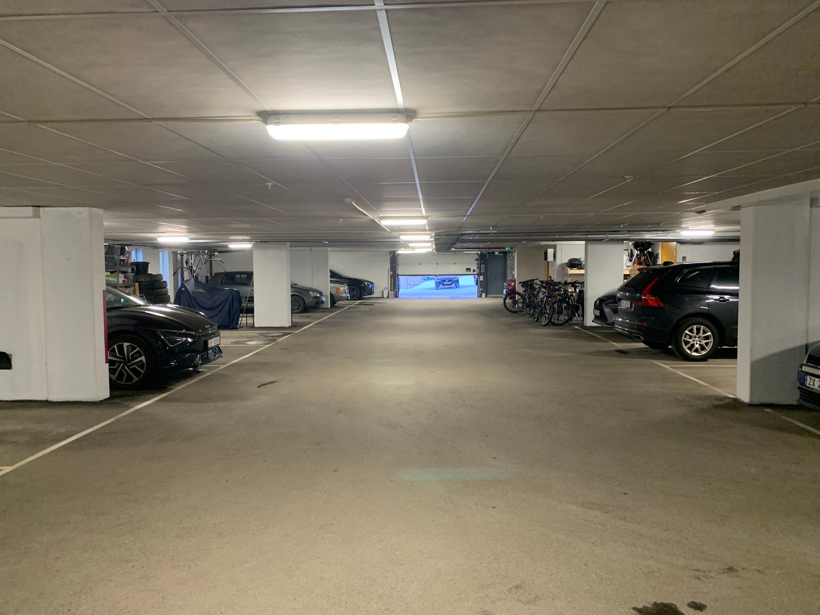 Stort parkeringsanlegg på bakkeplan. Galleribilde