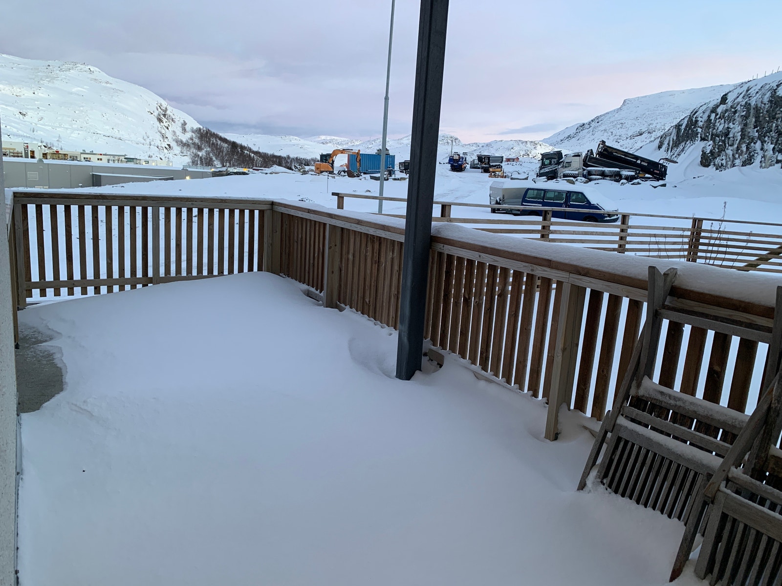 Stor inngjerdet balkong. Galleribilde