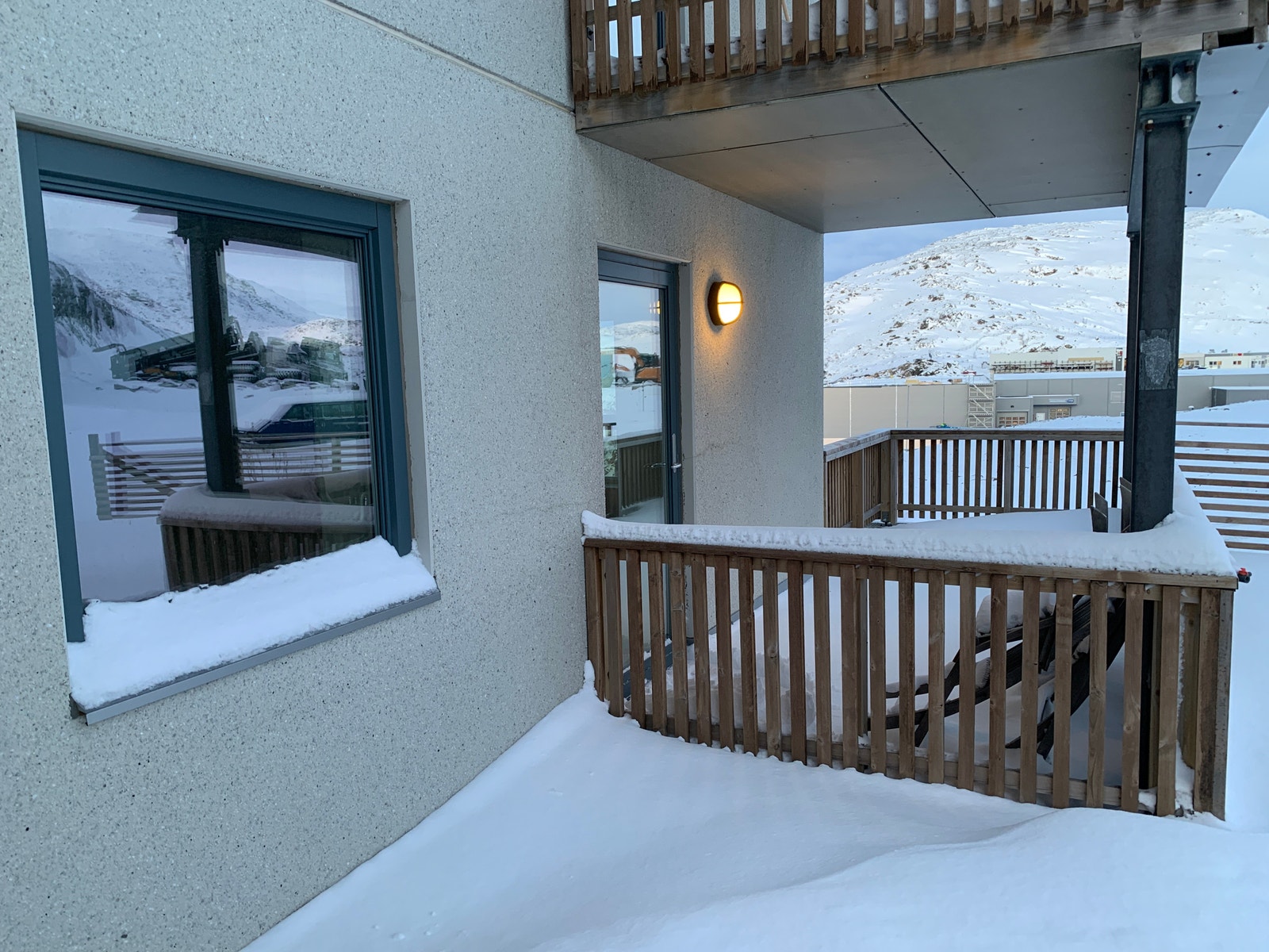 Balkong sett fra utvendig fellesareal. Galleribilde