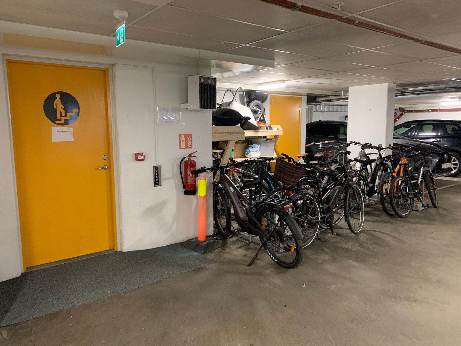 God plass til sykler innendørs. Galleribilde