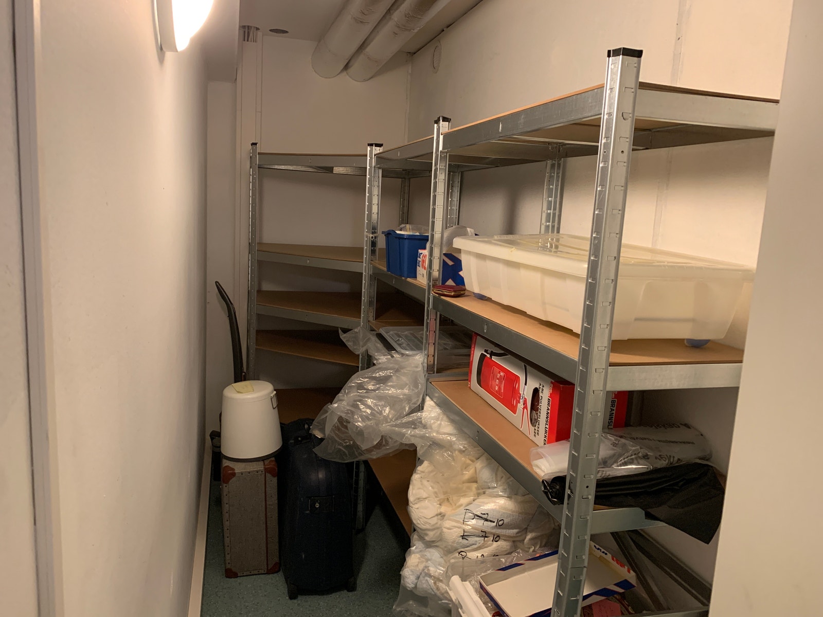 Praktiske reoler i bod. Galleribilde