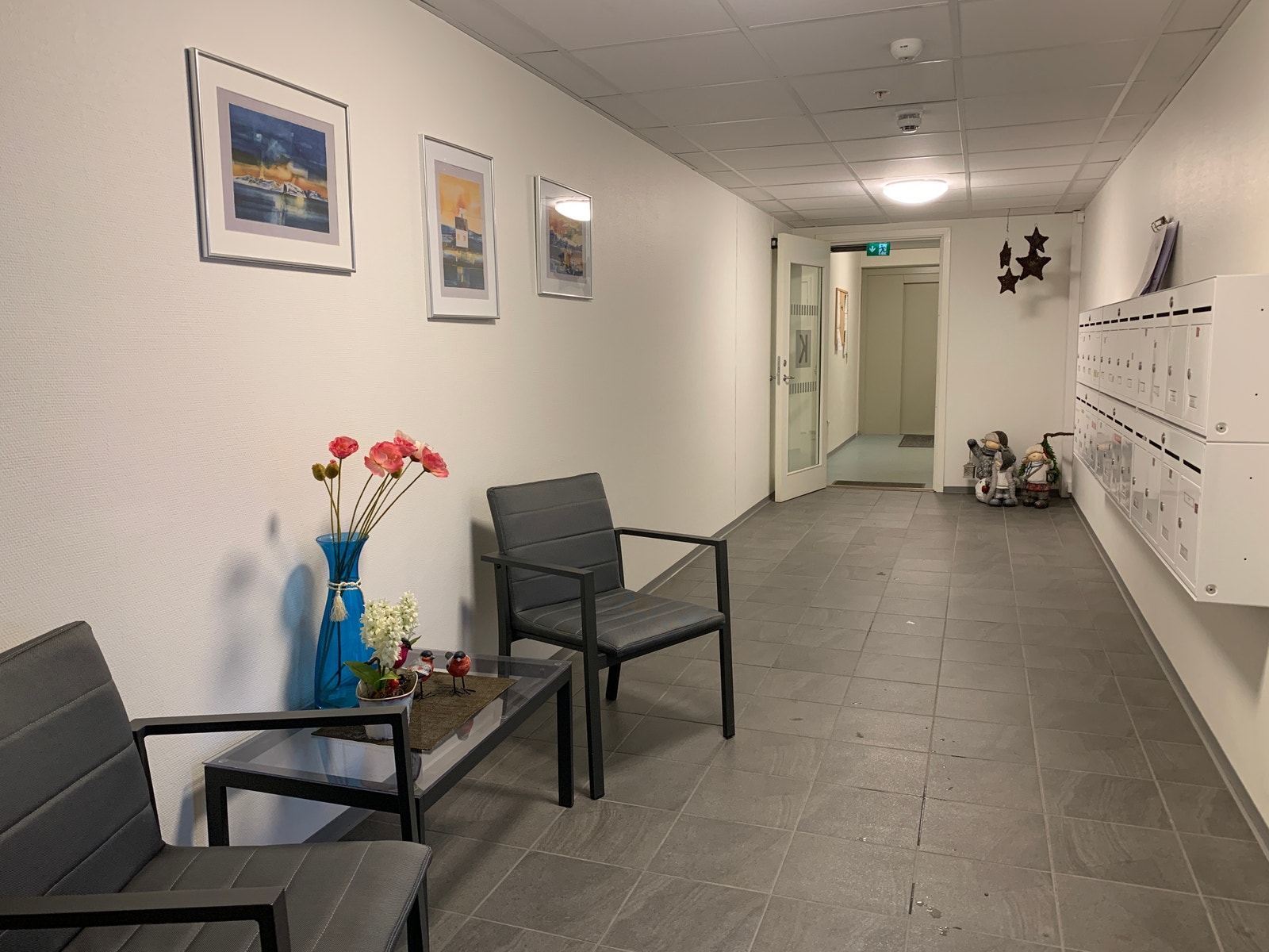 Trivelig inngangsparti med sittegruppe og postbokser. Galleribilde