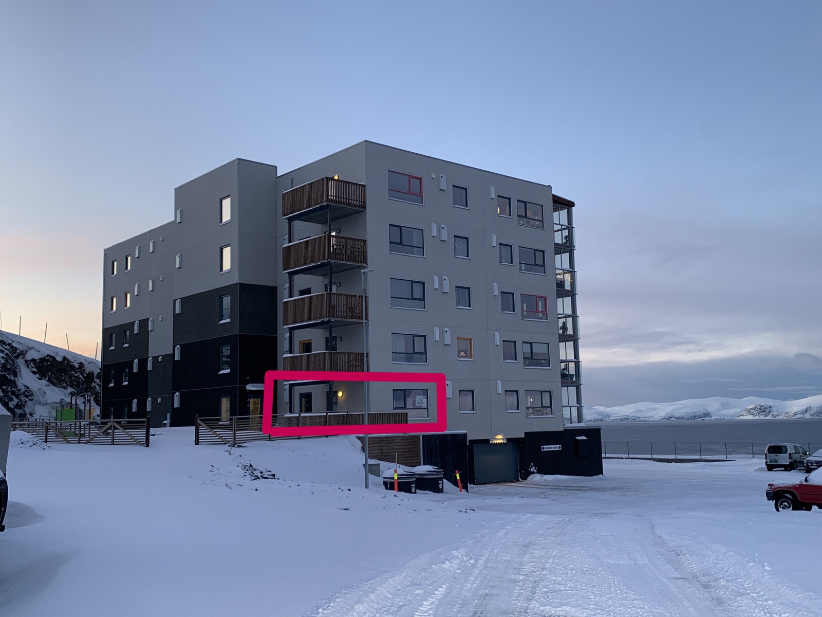 Rød markering viser leilighetens beliggenhet. Galleribilde