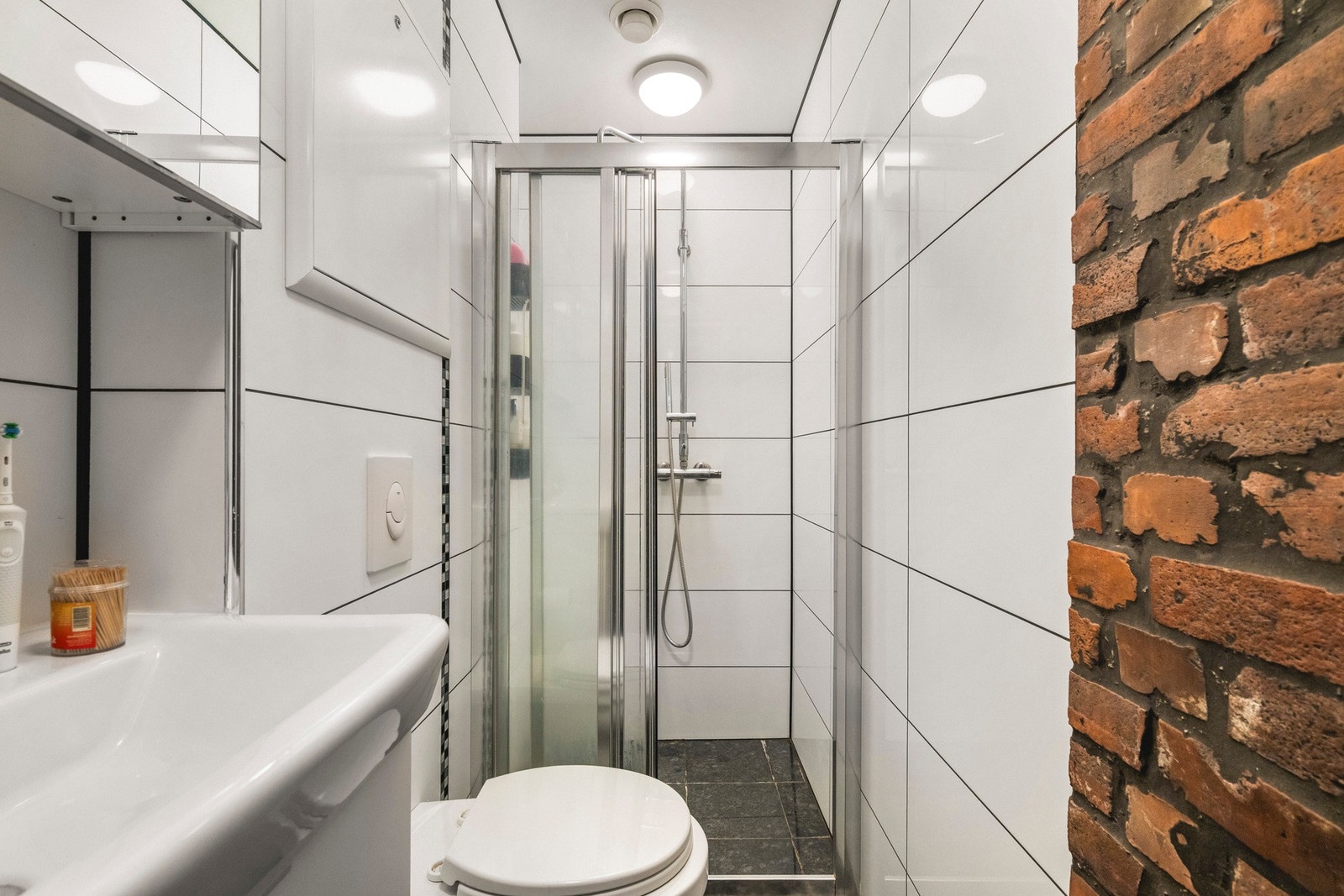 Badet er flislagt med varmekabler Galleribilde