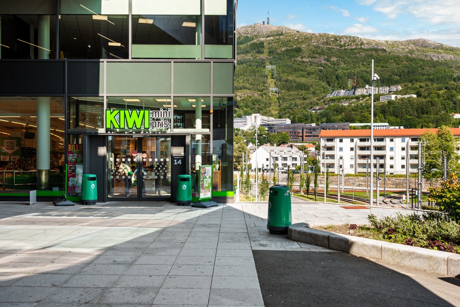 Det er gangavstand til mangfoldige dagligvarebutikker, som blant annet KIWI Kronstad Galleribilde