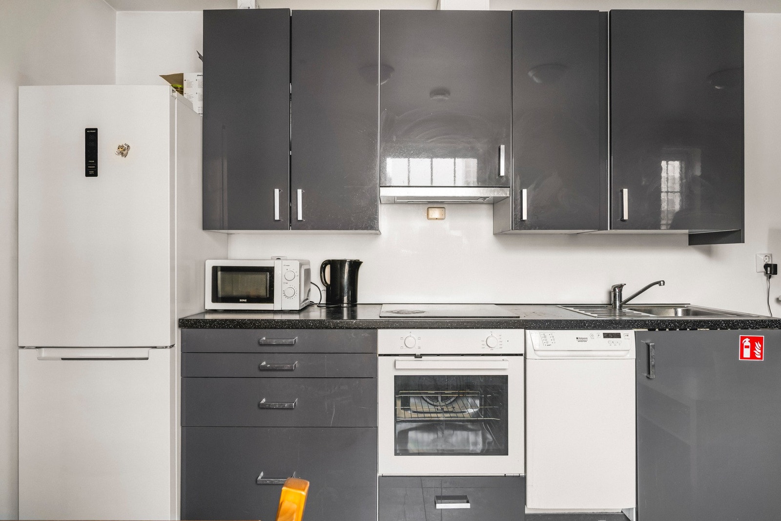 Pent kjøkken. Alt av hvitevarer medfølger Galleribilde