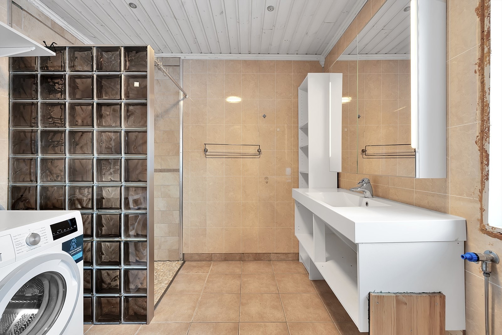 Flislagt bad med dusjnisje Galleribilde