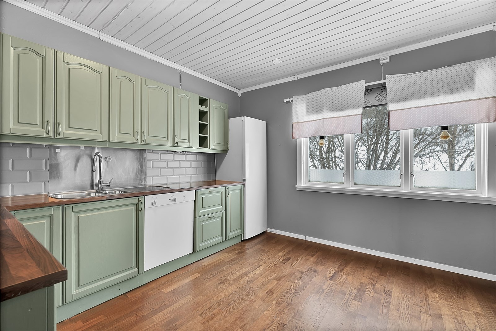 Stor kjøkken med mye skap og benkeplass Galleribilde