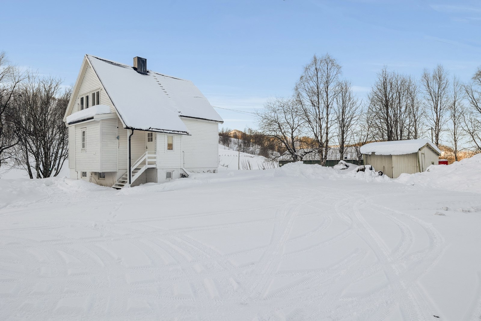 Eldre garasje på tomt Galleribilde