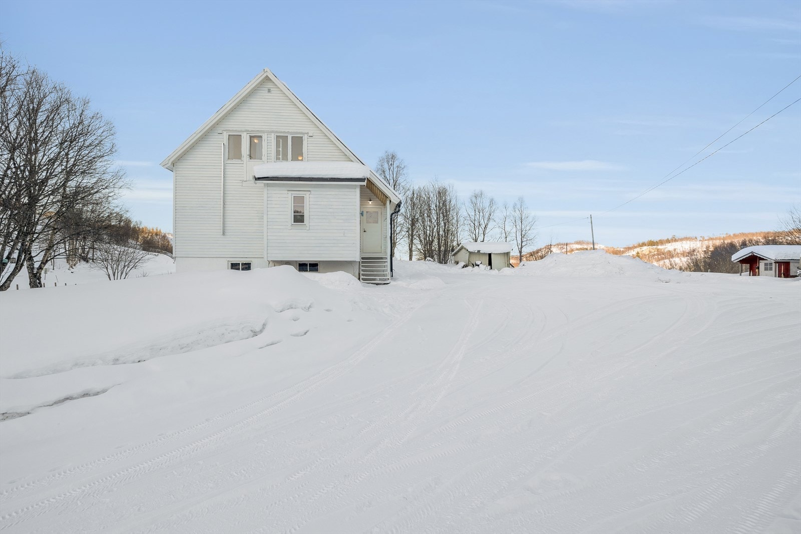 Parkering til flere biler på gårdsplass Galleribilde