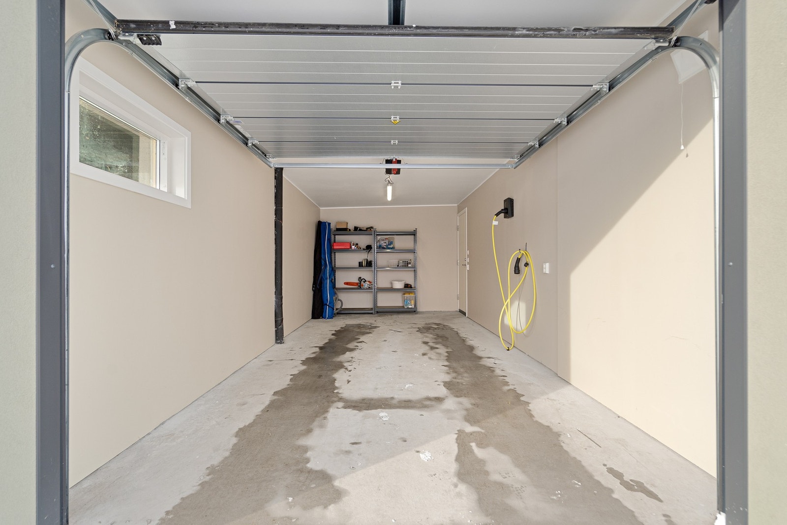 Garasje med inngang til boligen - Gå tørrskodd inn i huset - Elbil lader medfølger Galleribilde