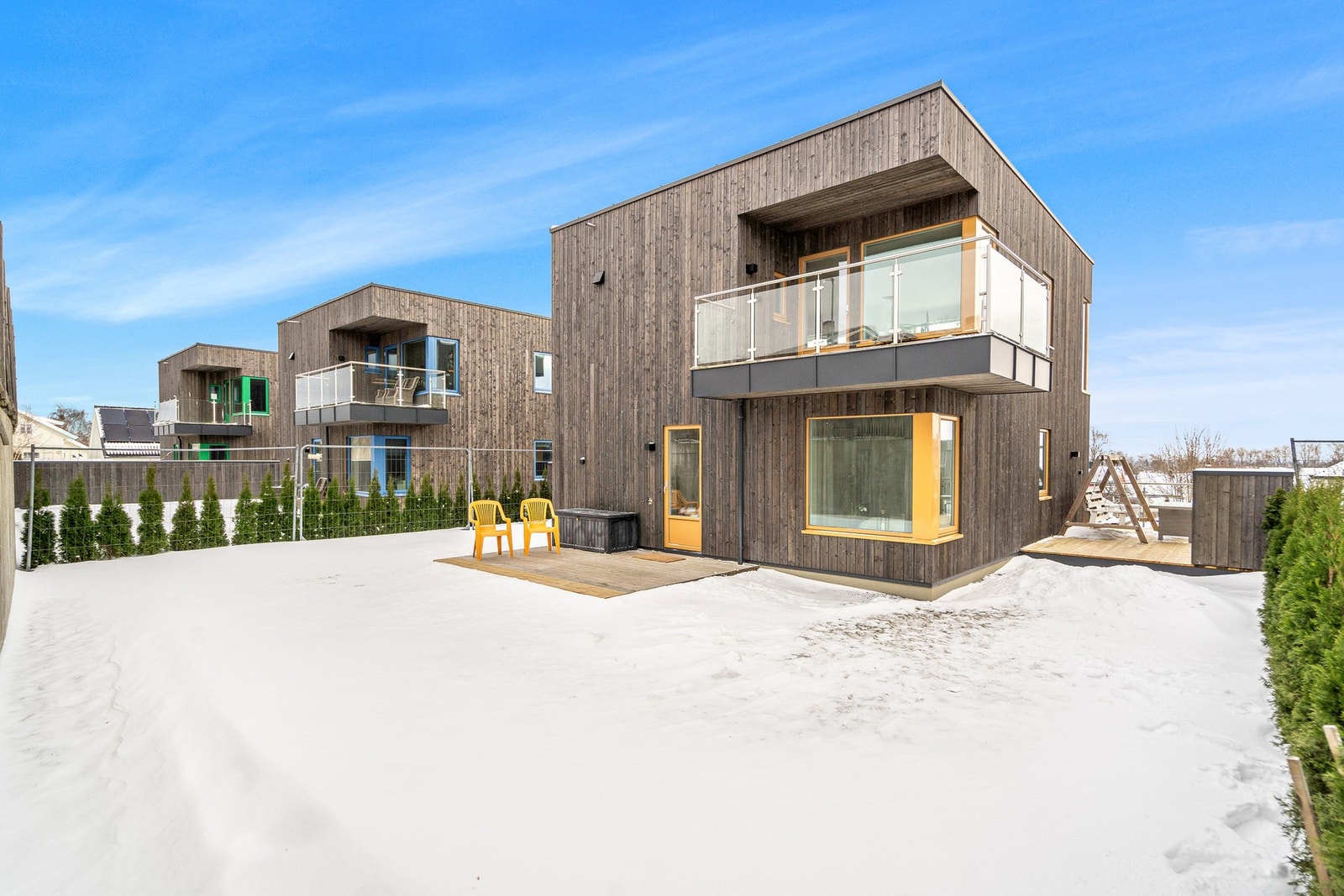 Markterrasse i 2. etg med gode plenarealer for lek og moro Galleribilde