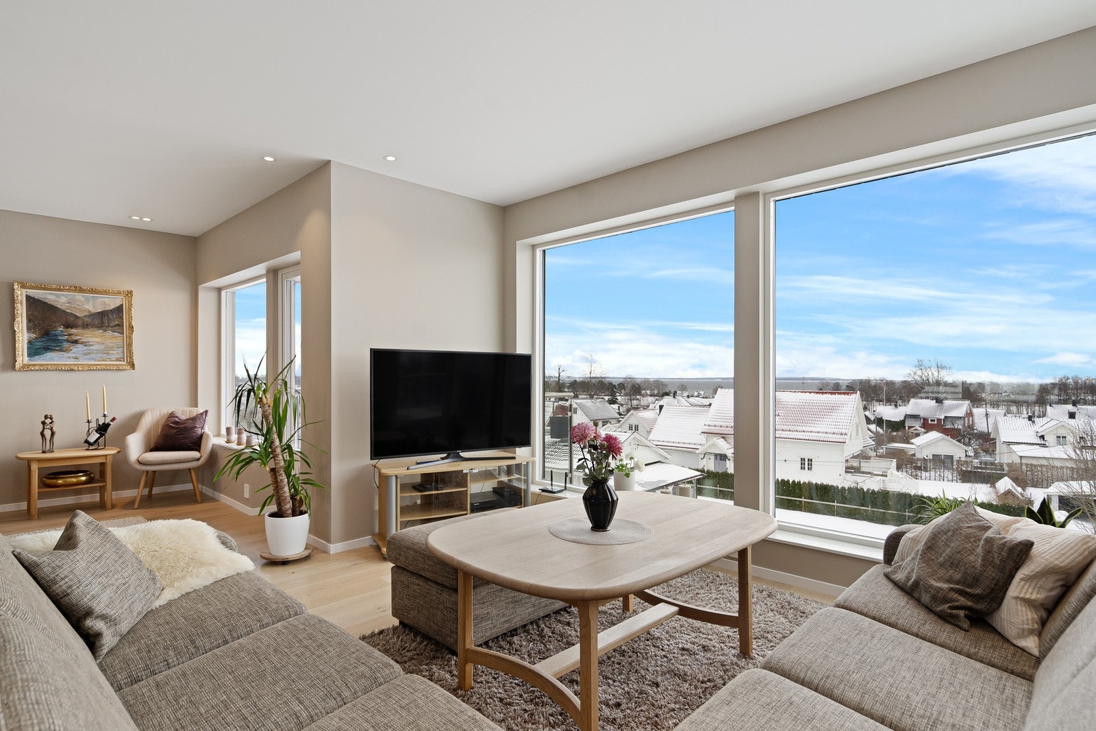 Åpen stue med store vindusflater som gir gode lysforhold i hele rommet Galleribilde