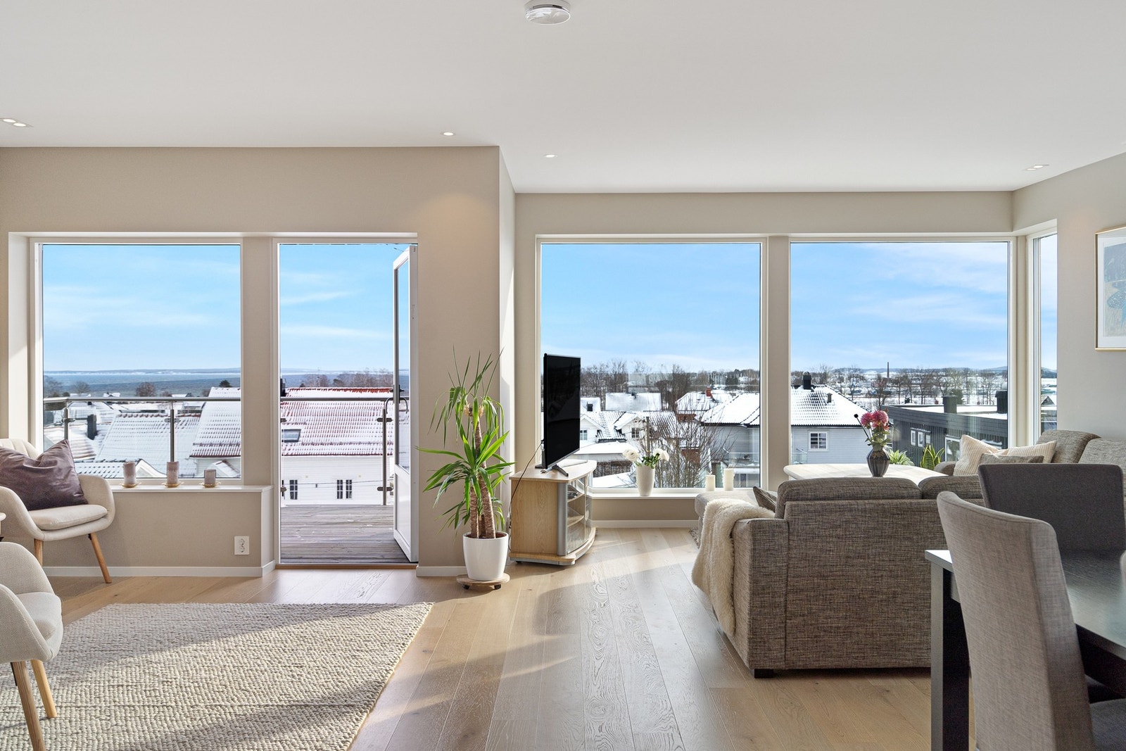 Stuen ligger i 3. etg og har store vindusflater med RÅ utsikt Galleribilde