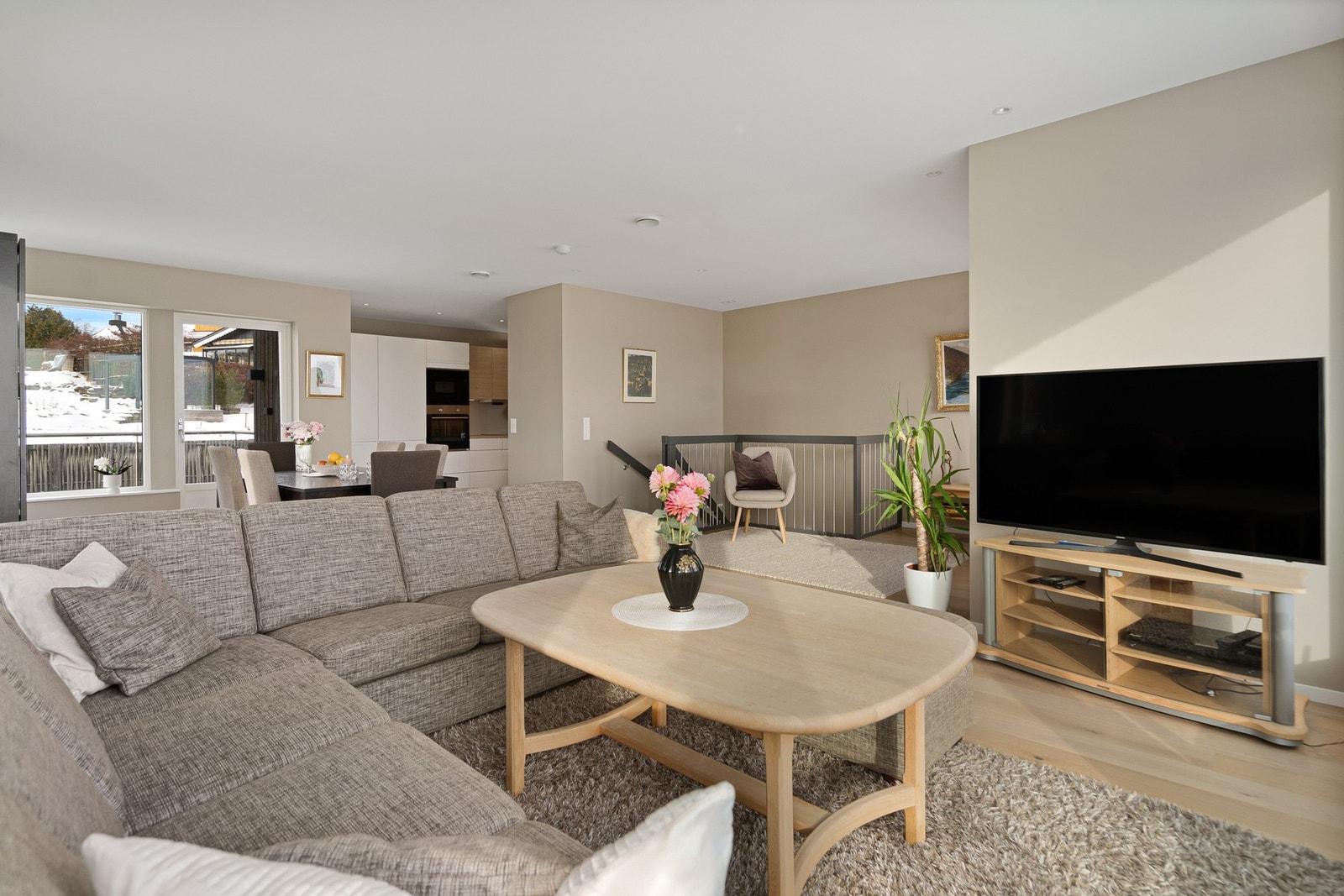 Romslig stue med plass til flere møbelsoner Galleribilde