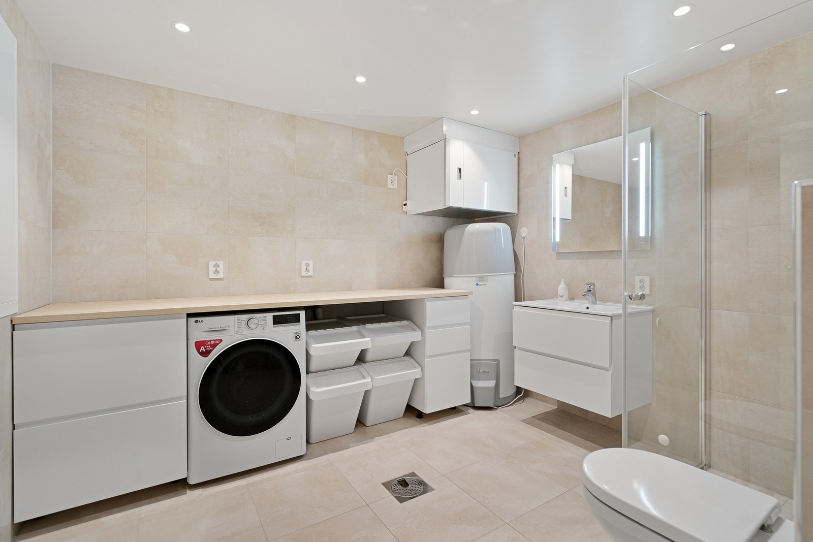 Badet nede er i kombinasjon med vaskerom Galleribilde