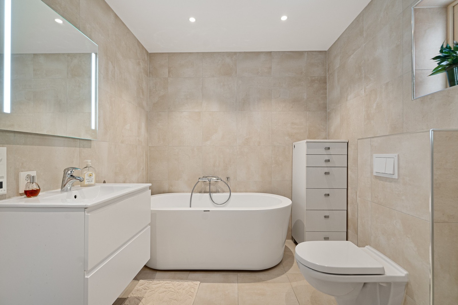 Lekkert bad i klassisk lyse farger i herlig kombinasjon Galleribilde