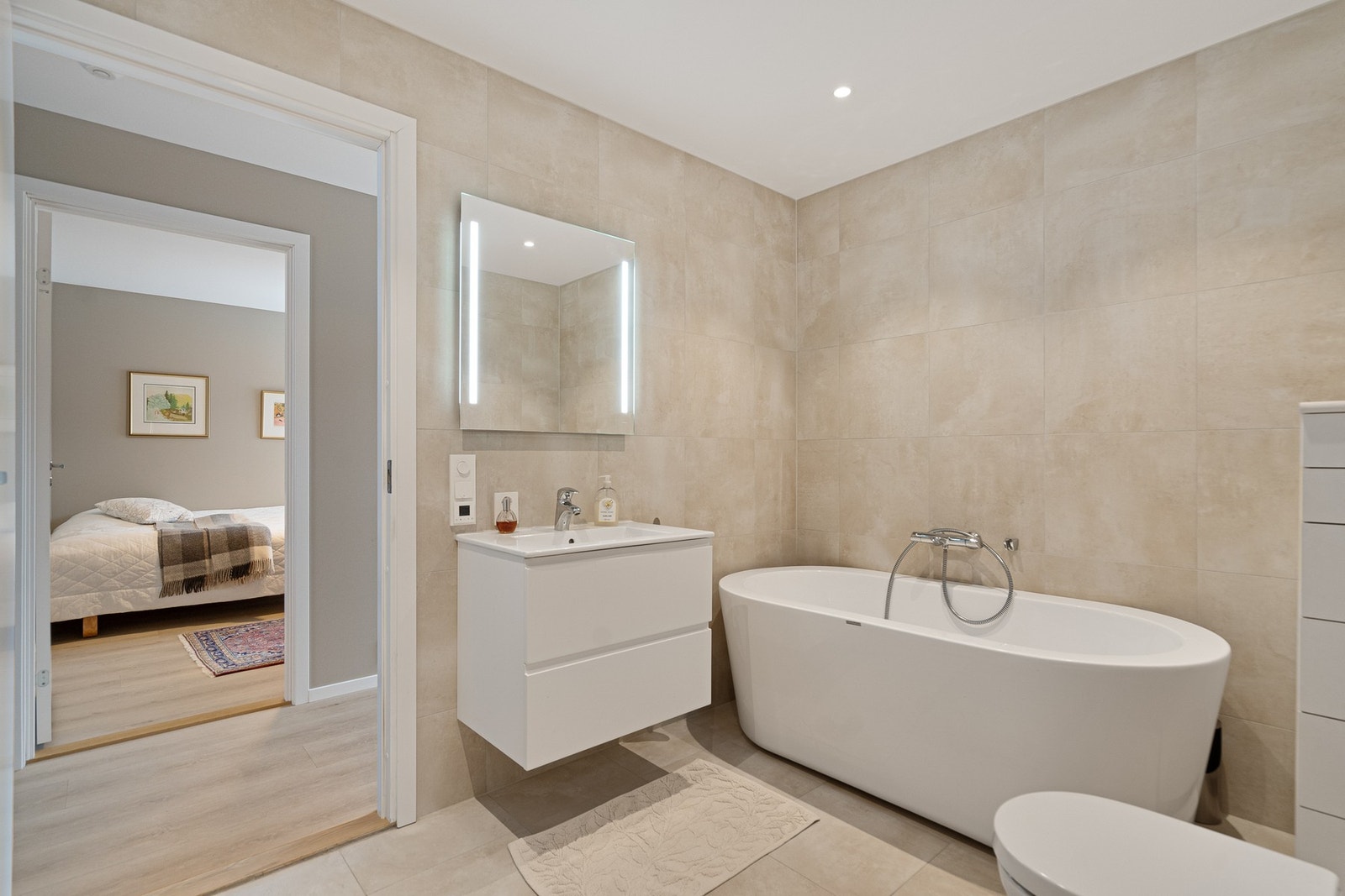 Nydelig bad med downlights i tak Galleribilde