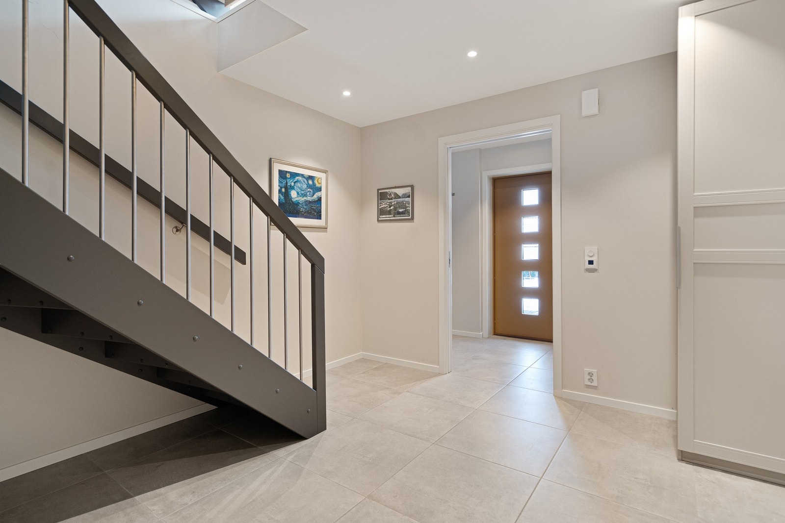 Stor hall med fliser og varmekabler i gulv Galleribilde