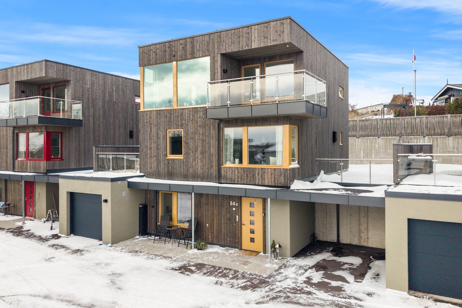 Stilren og moderne bygg med lekker fasade og store uteplasser Galleribilde