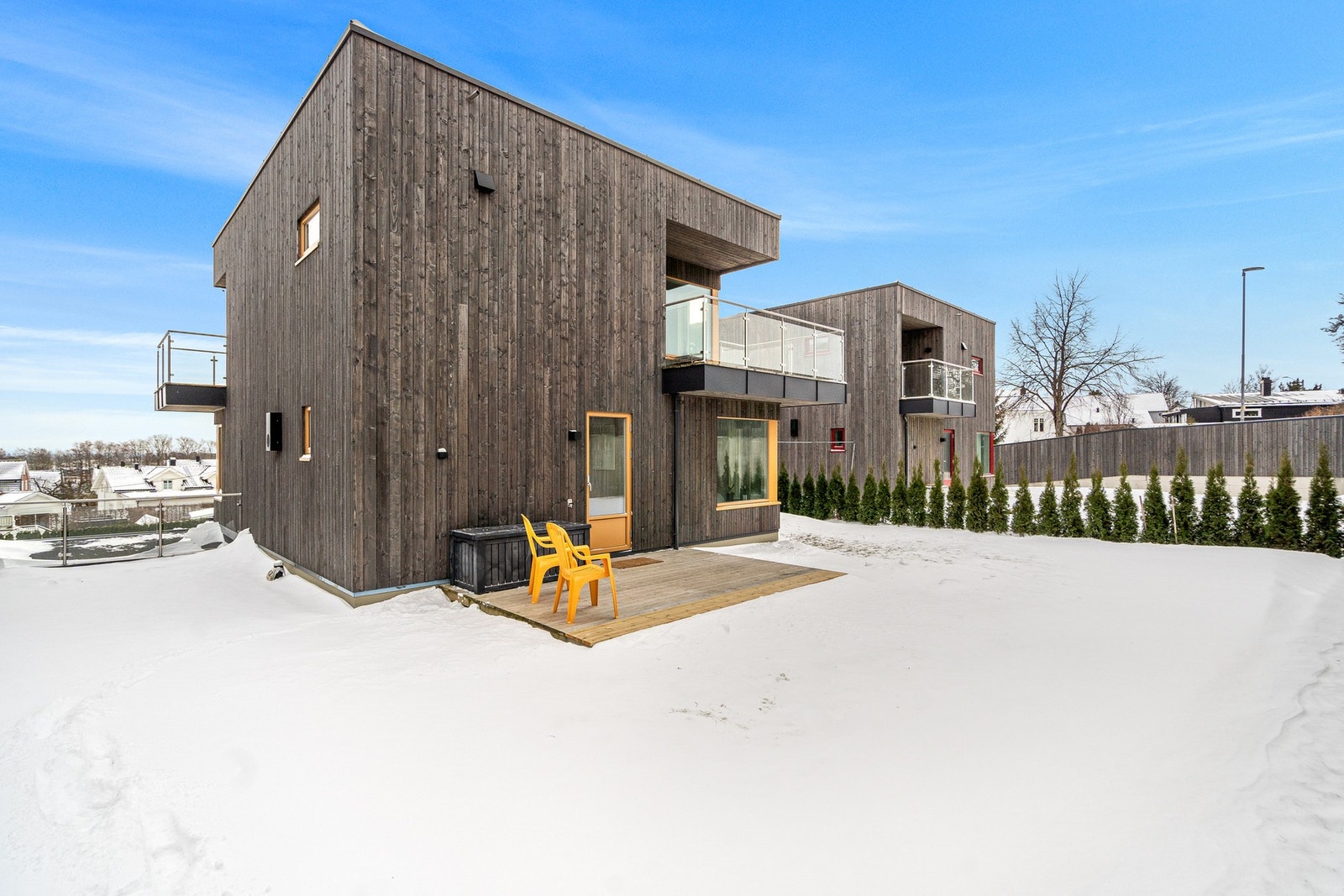 Godt med plenarealer på vestsiden av boligen - Tomten er avgrenset med hekk Galleribilde