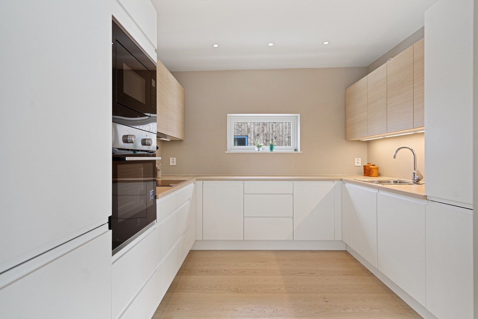 Godt med skap- og benkeplass i innredningen Galleribilde