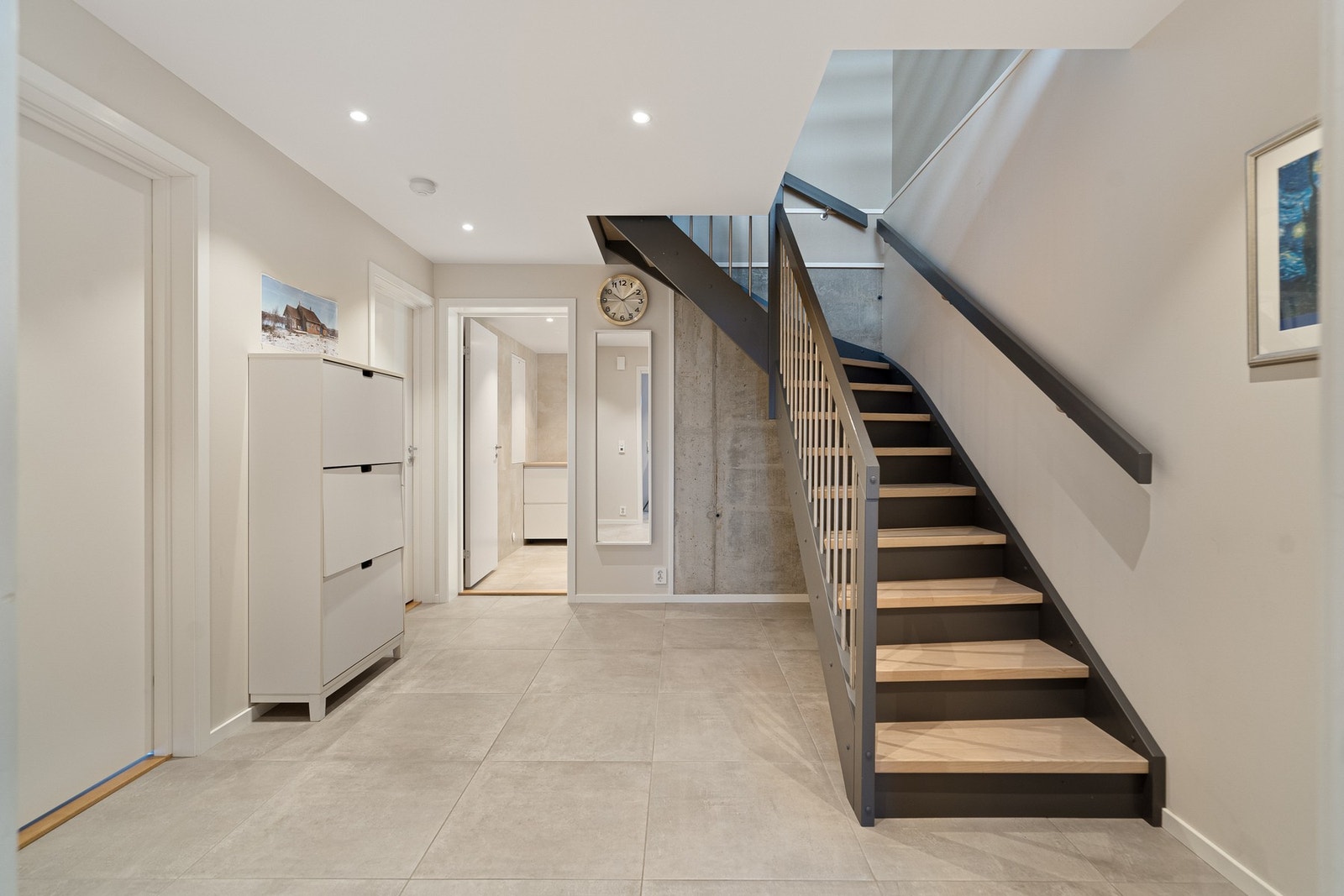 Gjennom stuen går det en tøff trapp opp Galleribilde