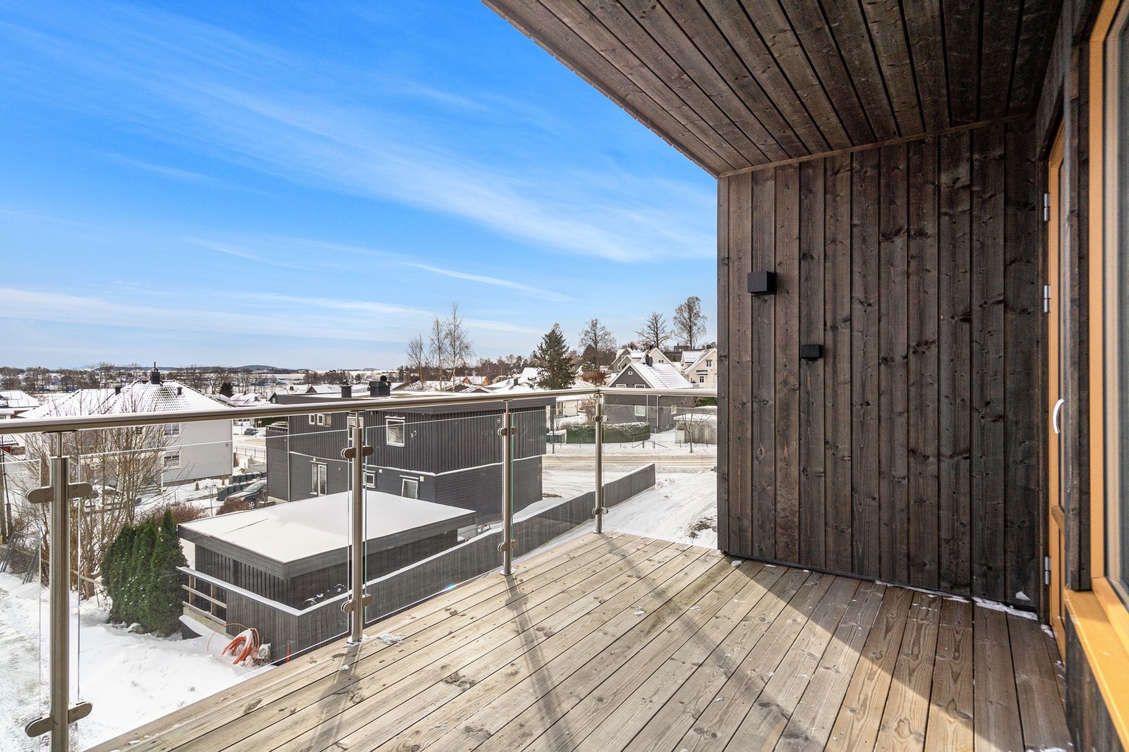 Store balkonger med god plass til utemøbler Galleribilde