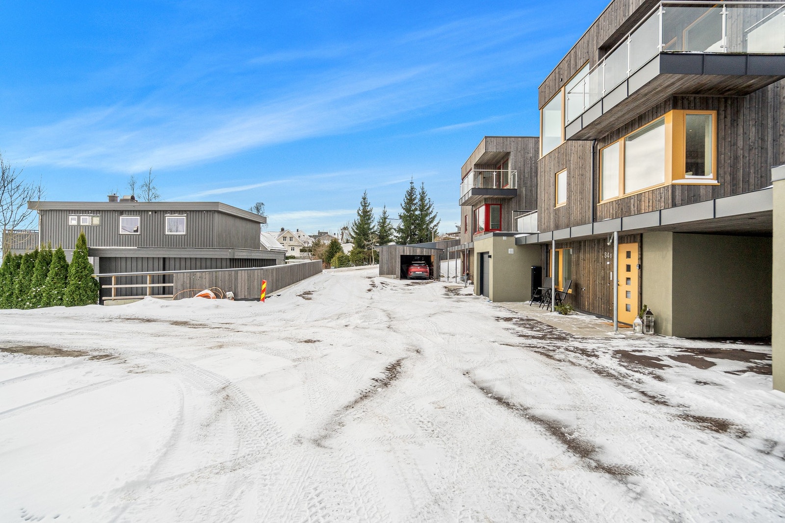 Egen garasje, samt egen carport følger boligen Galleribilde