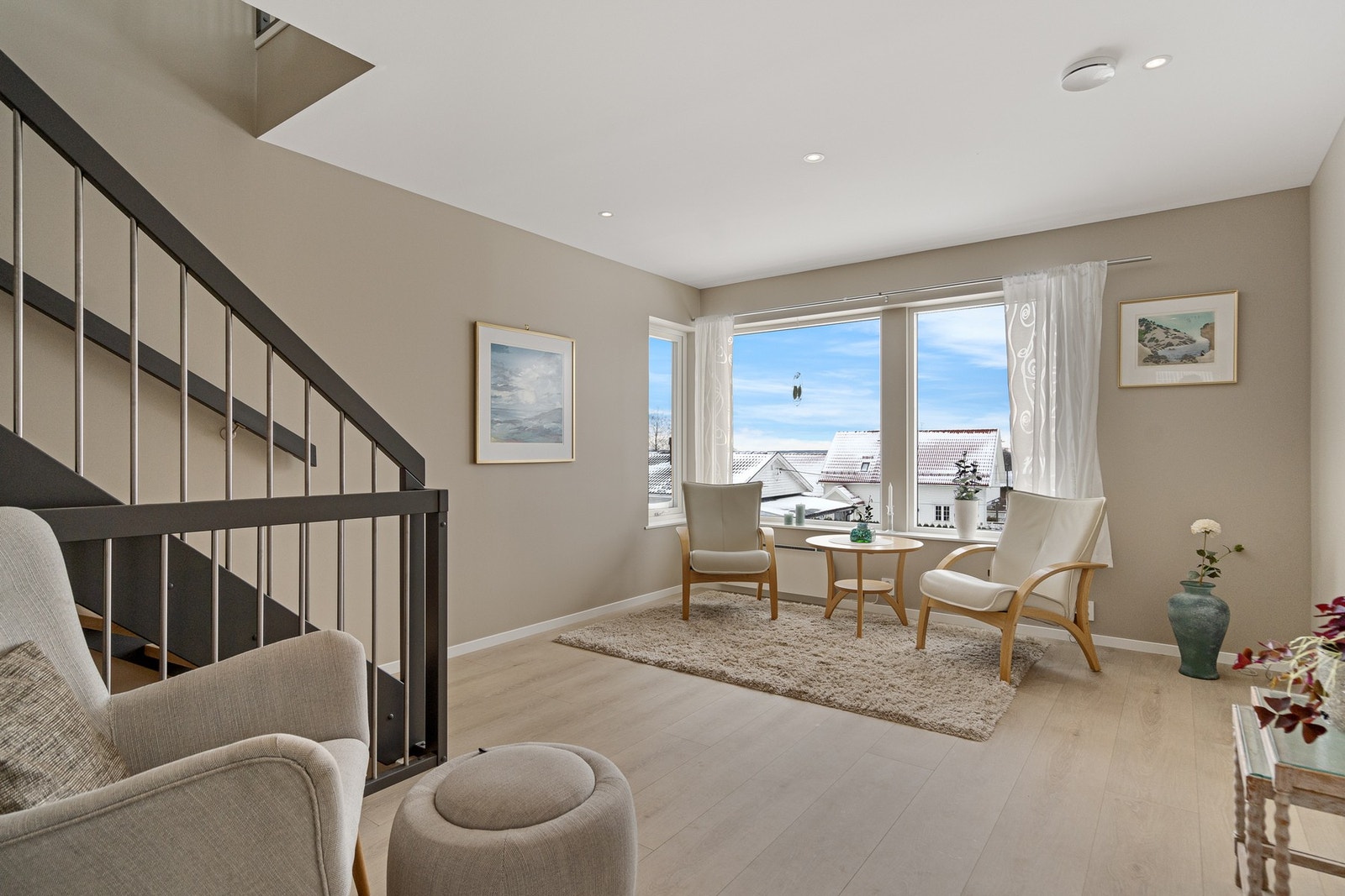 Stue med store vindusflater og flott utsikt Galleribilde