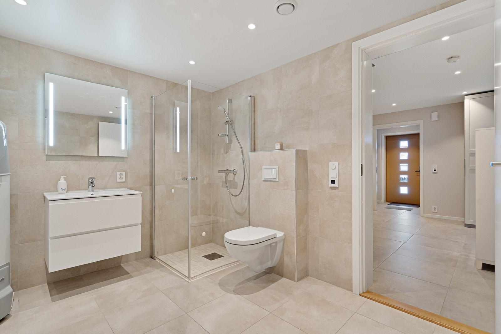 Herlig bad/vaskerom i etasjen - Badet har samme lekre flisene som det i etasjen over Galleribilde