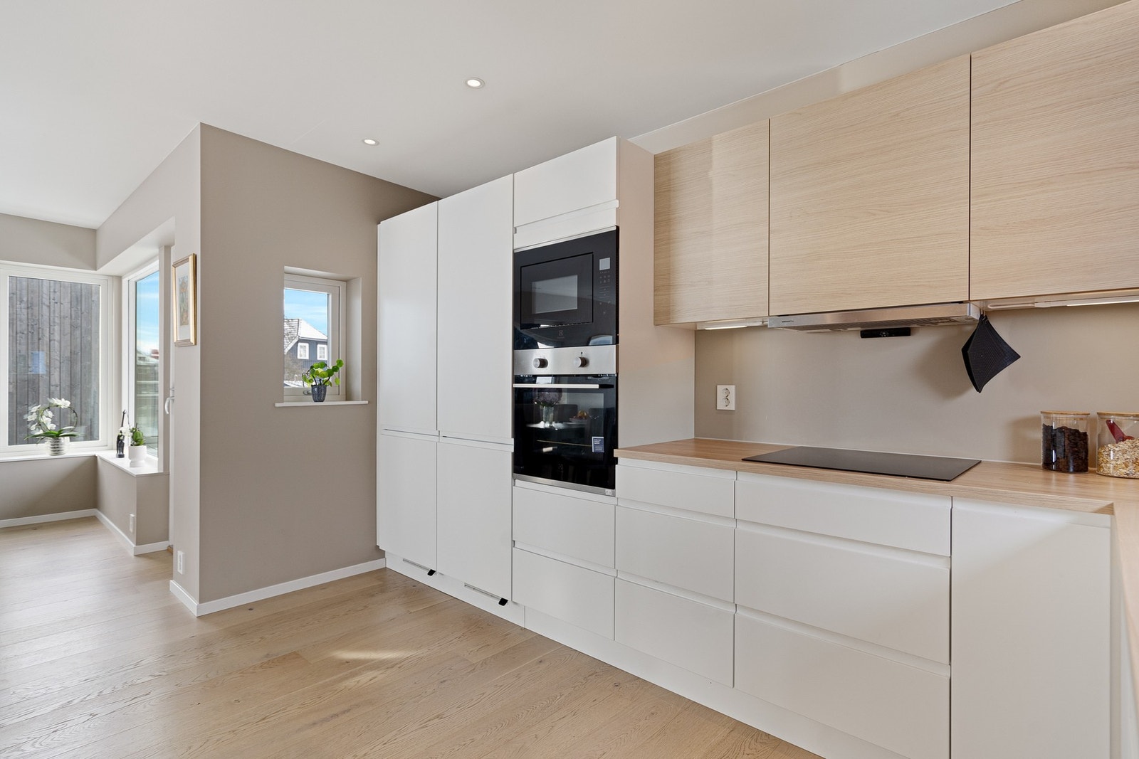 Stilrent og lekkert kjøkken med integrerte hvitevarer Galleribilde