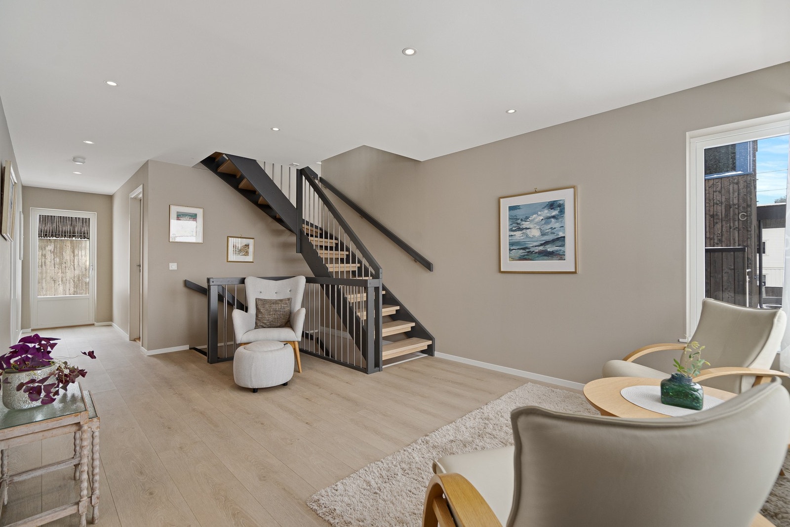 Lys og trivelig stue med downlights i tak Galleribilde