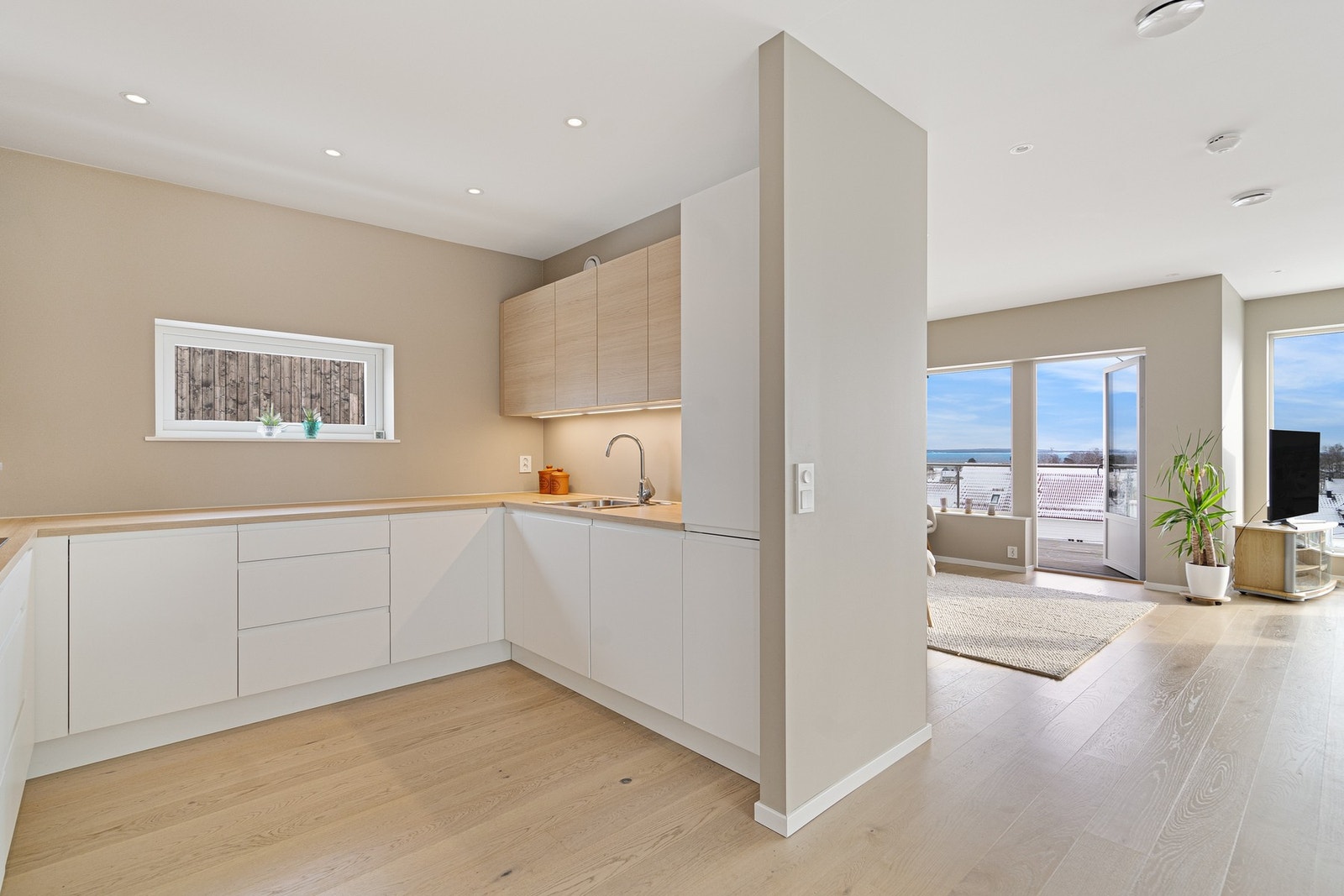 Delvis åpen løsning med stuen Galleribilde