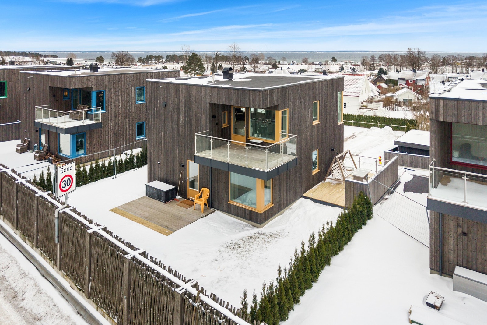 Tøff og stilren fasade med en svært moderne look Galleribilde