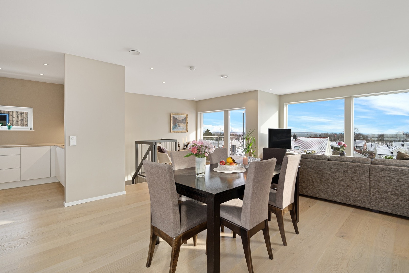 Lys og åpen stue med utstrakt bruk av downlights i tak Galleribilde