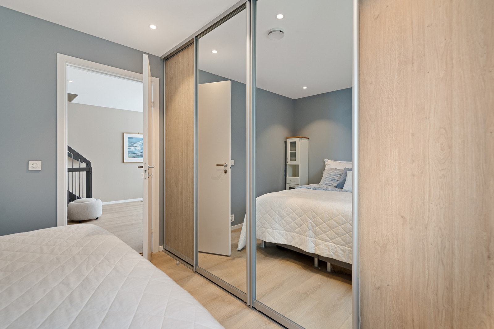 Soverom 1 har stor garderobeløsning Galleribilde