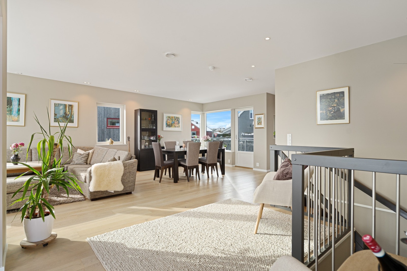 Spisestuen ligger vis a vis kjøkkenet og har utgang til balkong mot vest Galleribilde