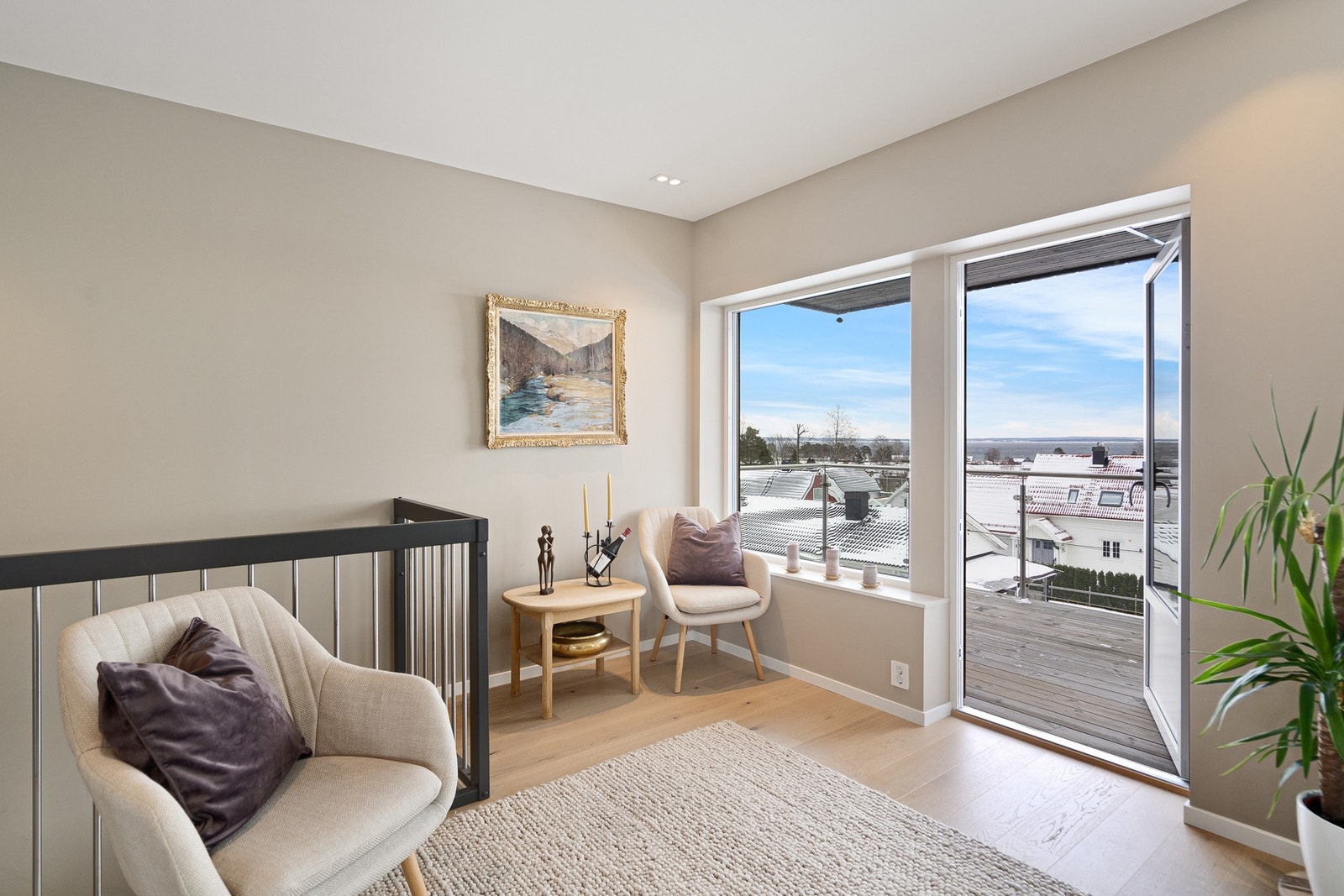 Utgang til stor balkong fra stuen - Her nyter du en praktfull utsikt Galleribilde
