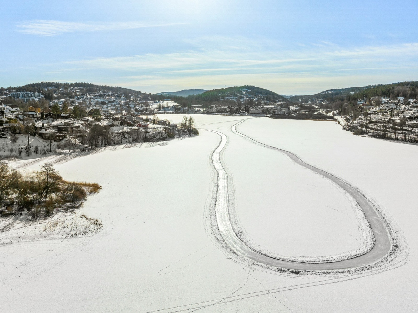 Skøytebane på Gjellumvannet vinterstid. Galleribilde